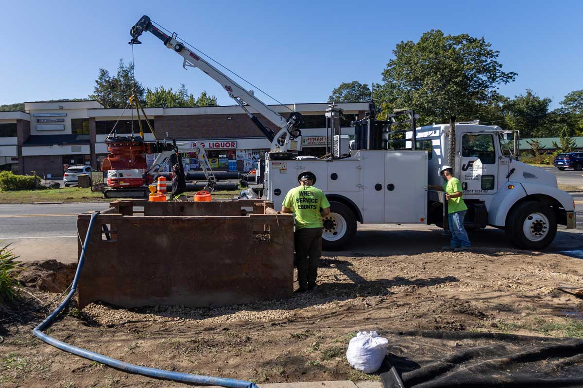 Crew replacing water main in Naugatuck.