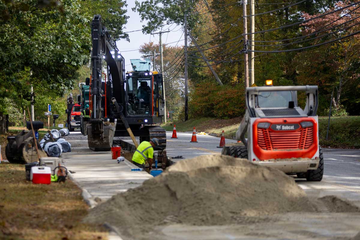 Crew replacing water main in Killingly.